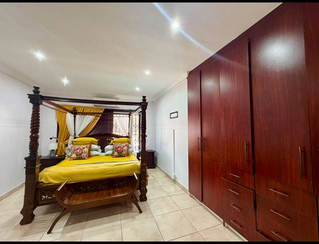 5 BEDROOM FREEHOLD FOR SALE IN MEER EN SEE